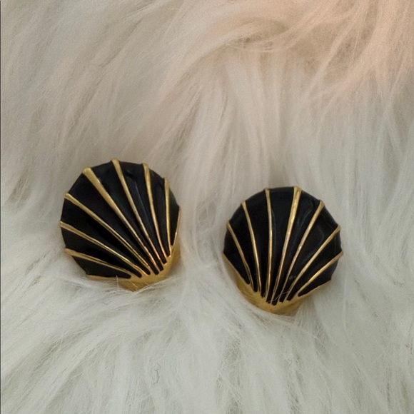 Jewelry - Vintage Monet Seashell Clip On Earrings